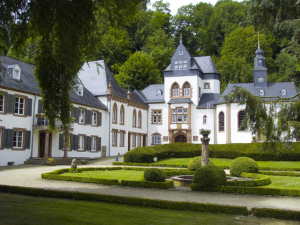 Schloss Dagstuhl (https://www.flickr.com/photos/slurm/2709725462)
